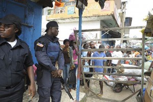 Security forces guard a checkpoint in an area on Monrovia that was in quarantine for several days as part of government efforts to contain Ebola in Liberia. Photo: Reuters