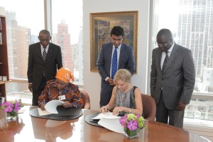H.E. Dr. Nkosazana Dlamini Zuma, African Union Chairperson (left) and Dr. Judith Rodin, President of the Rockefeller Foundation (right), flanked by AUC and the Rockefeller Foundation staff.