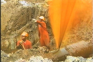 Shell workers clearing earth from around broken pipeline in Bodo, 7 November, 2008. Photo credit: livewire.amnesty.org