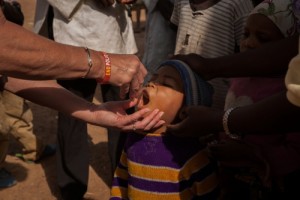 Polio immunisation. Photo credit: Ruth McDowall for Rotary International
