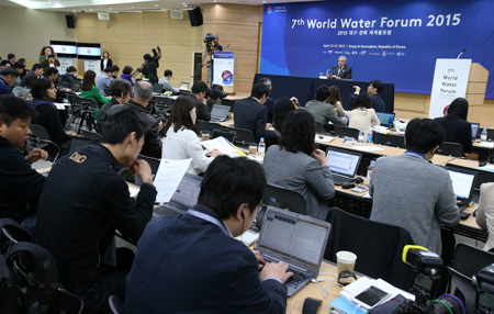 Benedito Braga, president of the World Water Council, speaks to reporters at the EXCO Convention Center in Daegu, the main venue for the World Water Forum, Sunday.
