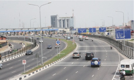 A major shopping mall alleged to have inadequate setbacks is under construction just a few metres away from a major roundabout along the Epe-Lekki Expressway in Lagos 