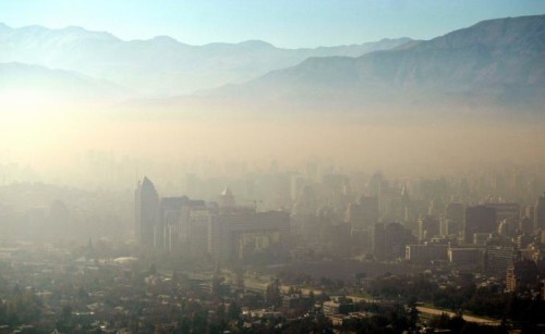 Extremely high level of air pollution in the Chilean capital of Santiago has forced authorities to declare a state of environmental emergency in the Santiago metropolitan area for Monday, the country’s environment ministry said, in a statement. Pictured: A general view of the Chilean capital under a heavy layer of smog, in this June 28, 2006 file photograph. Photo credit: Reuters