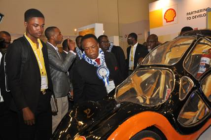 Eloghosa Iyamu (left), a student of the University of Benin, with former Adviser to the President on Petroleum, Dr Emmanuel Egbogah, inspecting the car at the 2015 conference and exhibition of the NSE in Lagos.