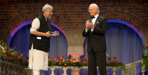 Rajendra Singh (left) receives the award