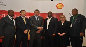 L-R: Head of Nigerian Content Development, Shell Nigeria Exploration and Production Company of Nigeria (SNEPCo), Austin Uzoka; Director, United Kingdom Trade & Industry, Chris Maskell; British Deputy High Commissioner, Ray Kyles; General Manager, Nigerian Content Development, Shell Nigeria, Chiedu Oba; UKTI Specialist, Sue Whitebread; Director Monitoring and Evaluation (NCDMB),Tunde Adelana…. at the just concluded Nigeria – UK Suppliers Engagement programme sponsored by SNEPCo and its co-venturers.