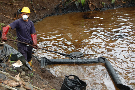 A contaminated water water body at the Ecuadorian Amazon region. Photo credit: rogerhollander.files.wordpress.com