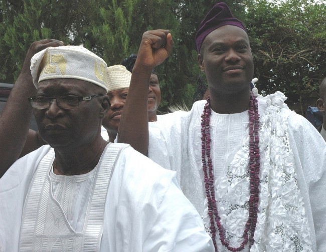 Adeyeye Enitan Ogunwusi, the Ooni of Ife (right). Photo credit: politicoscope.com