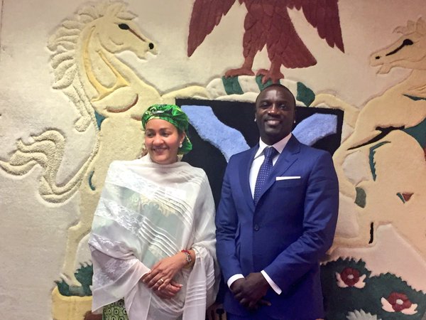 Akon (right) with Ms Amina Mohammed