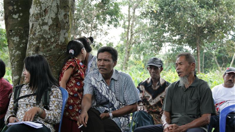 Ethnic Dayak villagers in Indonesia discuss encroachment by palm oil companies on their land. Photo credit: Dana MacLean/Al Jazeera
