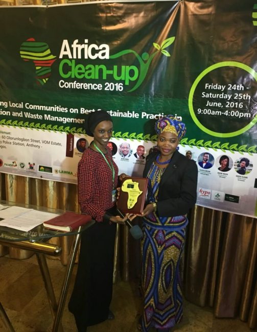 Maryam Njie of Thermal Initiative presenting the Environmental Youth award to Mma Hasana from Accra, Ghana