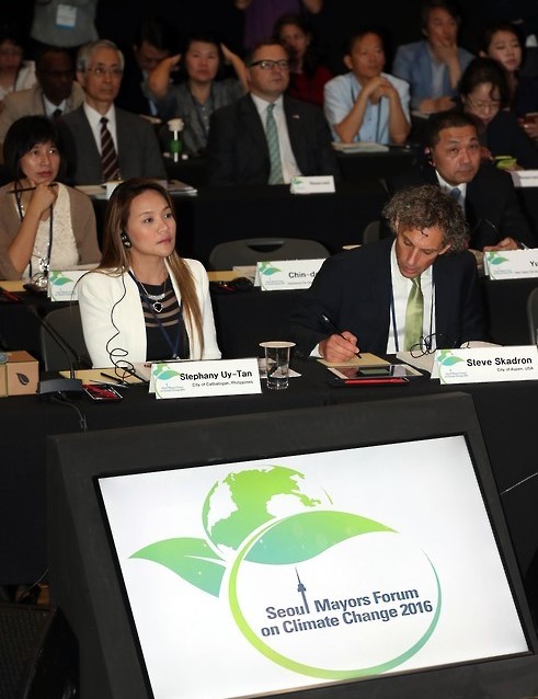 Participants at the Seoul Mayors Forum on Climate Change. The Forum gathered a select group of leaders from cities around the globe committed to the Compact of Mayors