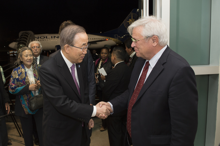 Secretary-General Ban Ki-moon (left) arrives in Quito, Ecuador, and is greeted by Joan Clos, Secretary-General of the Habitat III Conference. Photo credit: UN Photo/Eskinder Debebe