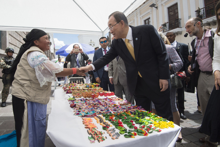 Secretary-General Ban Ki-moon talks with vendor while visiting the historic centre of Quito Ecuador during his trip to attend the Second World Assembly of Local and Regional Governments. Photo credit: UN Photo/Eskinder Debebe