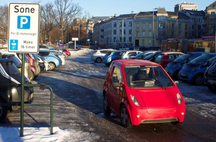 A driver leaves a free car park reserved for electric vehicles in Oslo, Norway. Photo credit: REUTERS/Alister Doyle/File