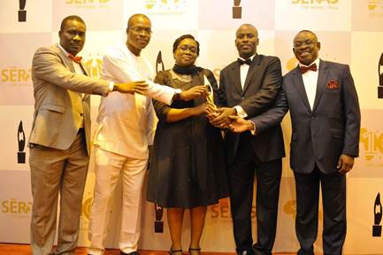 Shell Nigeria’s Social Performance Discipline Adviser, Hope Nuka; General Manager, External Relations, Igo Weli; External Relations Communications Manager, Sola Abulu; General Manager, Deepwater Production, Effy Okon and Head, Business Relations, Alan Udi acknowledge the Best Company in Climate Action Award won by Shell at the SERAS 2016 awards ceremony at MUSON Centre on Friday.