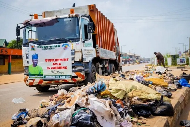 Lagos LCDA deploys PSP to clear indiscriminately dumped refuse on road medians
